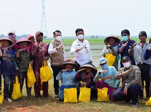 Mentan Sapa & Beri Sembako ke Petani di Kabupaten Bekasi