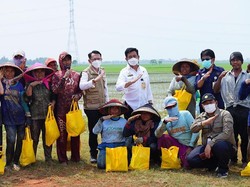 Mentan Sapa & Beri Sembako ke Petani di Kabupaten Bekasi