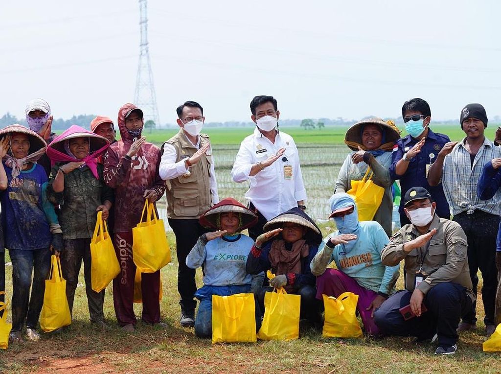 Mentan Sapa & Beri Sembako ke Petani di Kabupaten Bekasi Mentan Sapa & Beri Sembako ke Petani di Kabupaten Bekasi