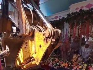 Detik-detik Kondangan Warga Kuningan Didatangi Ambulans-Ekskavator