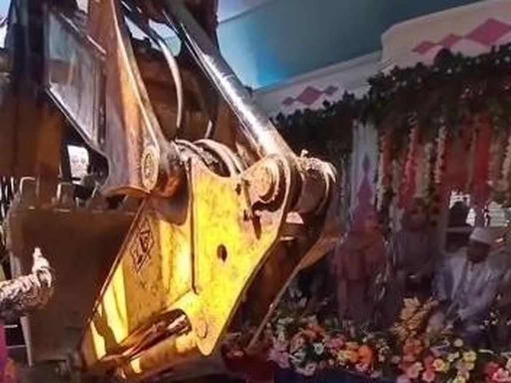 Detik-detik Kondangan Warga Kuningan Didatangi Ambulans-Ekskavator Detik-detik Kondangan Warga Kuningan Didatangi Ambulans-Ekskavator