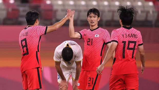 KASHIMA, JAPAN - JULY 25: Kangin Lee #8 of Team South Korea celebrates with teammate Jingyu Kim #21 after scoring their side's fourth goal during the Men's First Round Group B match between Romania and Republic of Korea on day two of the Tokyo 2020 Olympic Games at Ibaraki Kashima Stadium on July 25, 2021 in Kashima, Ibaraki, Japan. (Photo by Atsushi Tomura/Getty Images)