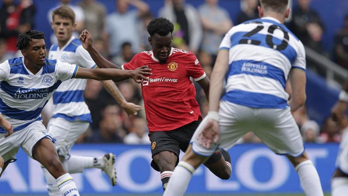 LONDON, ENGLAND - JULY 24: Anthony Elanga of Manchester United scores their second goalduring the pre-season friendly match between Queens Park Rangers and Manchester United at The Kiyan Prince Foundation Stadium on July 24, 2021 in London, England. (Photo by Henry Browne/Getty Images)