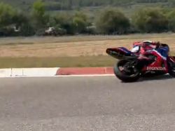 Rossi Naik Bajaj Bareng Pacar, Marquez Pilih Geber Honda CBR600RR di Sirkuit