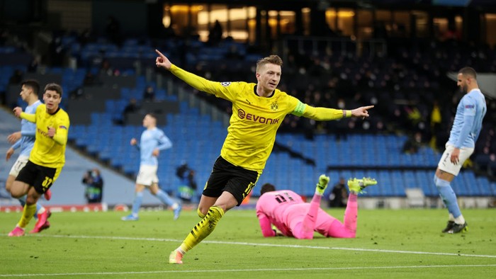 MANCHESTER, ENGLAND - APRIL 06: Marco Reus of Borussia Dortmund celebrates after scoring their teams first goal during the UEFA Champions League Quarter Final match between Manchester City and Borussia Dortmund at Etihad Stadium on April 06, 2021 in Manchester, England. Sporting stadiums around the UK remain under strict restrictions due to the Coronavirus Pandemic as Government social distancing laws prohibit fans inside venues resulting in games being played behind closed doors. (Photo by Clive Brunskill/Getty Images)