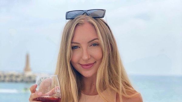 10 Foto Selebgram Cantik yang Pertama Kali Jual Cinta Virtual, Laku Rp 3 M