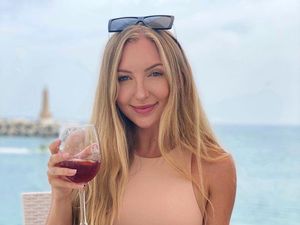 10 Foto Selebgram Cantik yang Pertama Kali Jual Cinta Virtual, Laku Rp 3 M