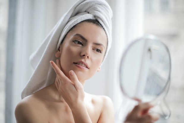 memilih cleansing balm yang larut dengan air / foto : pexels.com/AndreaPiacquadio