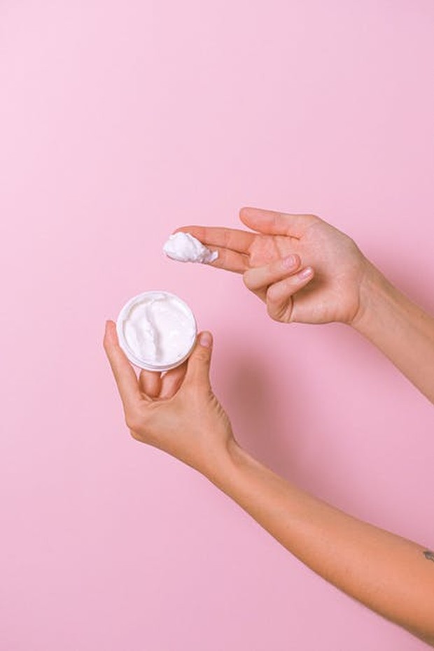 memilih kenis tekstur / foto : pexels.com/AnnaShvets