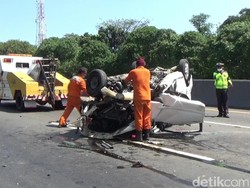 Minibus Terguling di Tol Cipularang, Dua Penumpang Tewas