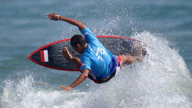 Tokyo 2020 Olympics - Surfing - Men's Shortboard - Round 1 - Tsurigasaki Surfing Beach, Tokyo, Japan - July 25, 2021. Rio Waida of Indonesia in action during Heat 3 REUTERS/Lisi Niesner