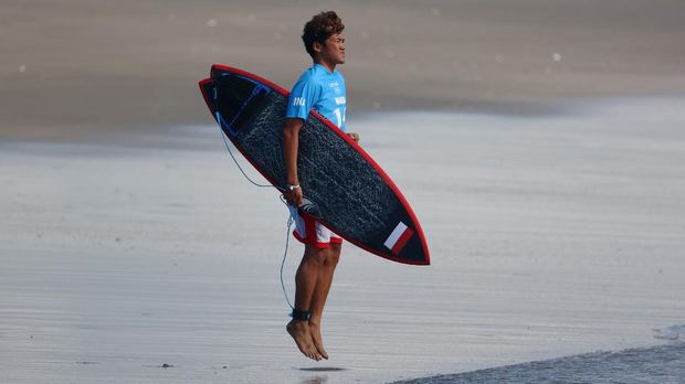Tokyo 2020 Olympics - Surfing - Men's Shortboard - Round 1 - Tsurigasaki Surfing Beach, Tokyo, Japan - July 25, 2021. Rio Waida of Indonesia before competing in Heat 3 REUTERS/Lisi Niesner