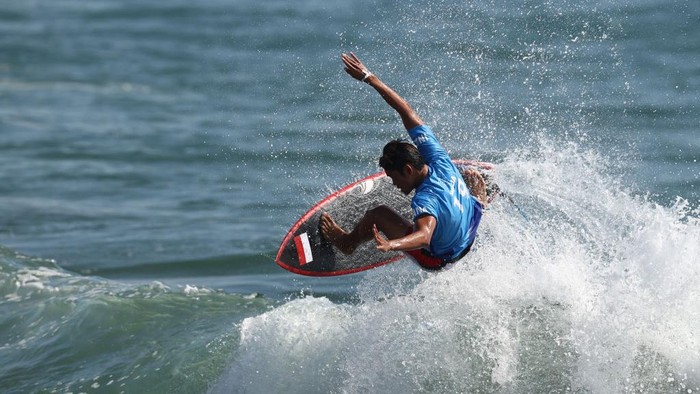 Rio Waida berusaha menerjang ombak di Olimpiade. Foto: Getty Images/Ryan Pierse Rio Waida berusaha menerjang ombak di Olimpiade. Foto: Getty Images/Ryan Pierse