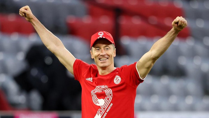 MUNICH, GERMANY - MAY 08: Robert Lewandowski of FC Bayern Muenchen celebrates winning the Bundesliga title after the Bundesliga match between FC Bayern Muenchen and Borussia Moenchengladbach at Allianz Arena on May 08, 2021 in Munich, Germany. Sporting stadiums around Germany remain under strict restrictions due to the Coronavirus Pandemic as Government social distancing laws prohibit fans inside venues resulting in games being played behind closed doors. (Photo by Alexander Hassenstein/Getty Images)