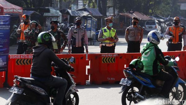 Suasana Penyekatan Hari Terakhir PPKM Level 4 di Kalimalang