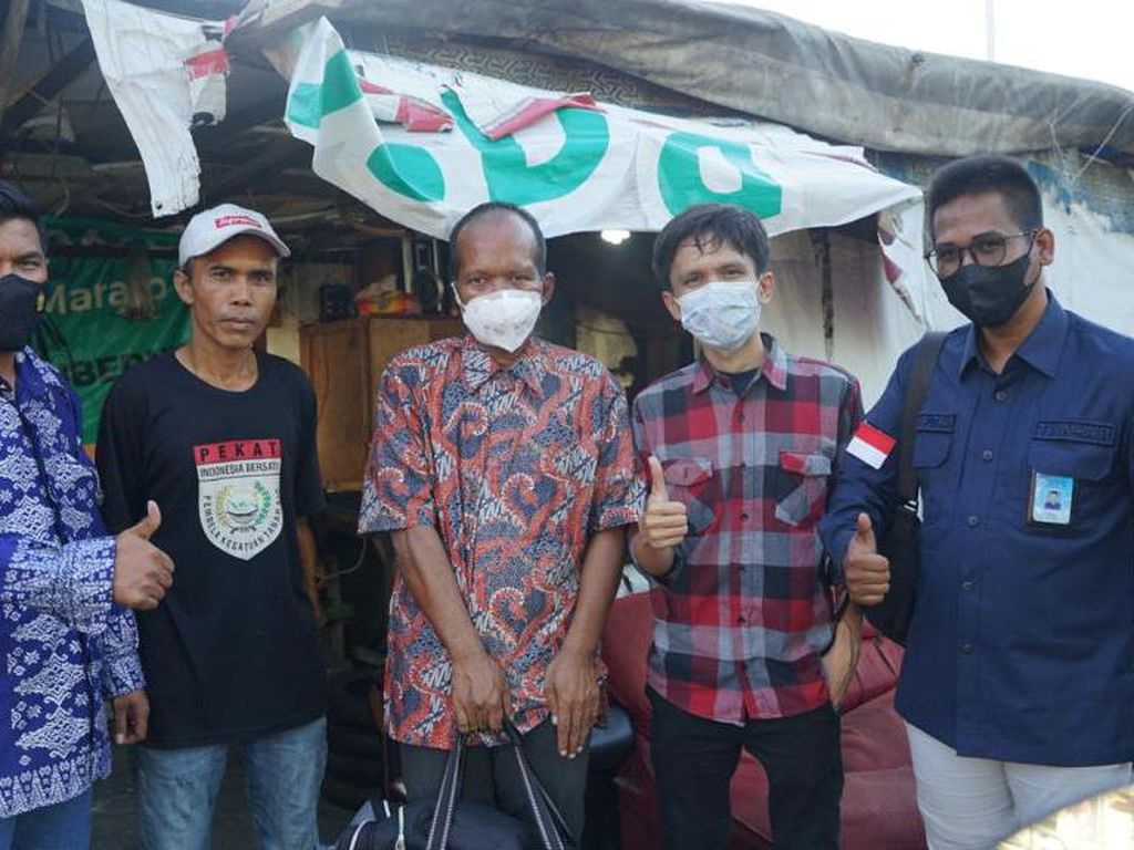 Pria Viral Tidur di Trotoar Diantarkan Tim Andre Rosiade ke Temannya di Padang Pria Viral Tidur di Trotoar Diantarkan Tim Andre Rosiade ke Temannya di Padang