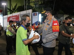 TNI-Polisi Gandeng Ormas Turun ke Jalan Salurkan Bansos di Jakpus