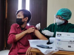 Antara Angka Vaksinasi dan Kasus Kematian Corona di Indonesia