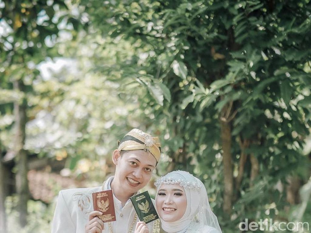 Viral Pernikahan Tanpa Dekorasi Efek PPKM, Ini Cerita di Baliknya Viral Pernikahan Tanpa Dekorasi Efek PPKM, Ini Cerita di Baliknya