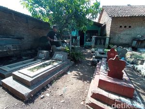 Merinding! Warga Kampung Cirebon Hidup Berdampingan dengan Kompleks Makam