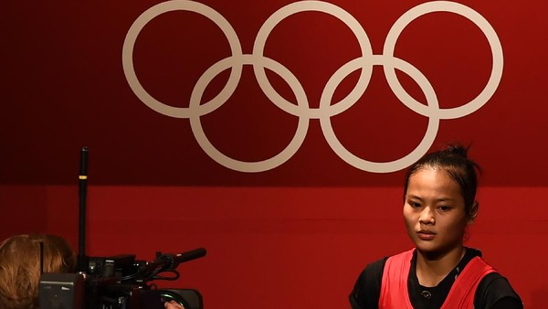 Lifter putri Indonesia Windy Cantika Aisah bersiap melakukan angkatan snatch dalam kelas 49 Kg Putri Grup A Olimpiade Tokyo 2020 di Tokyo International Forum, Tokyo, Jepang, Sabtu (24/7/2021). Windy Cantika berhasil mempersembahkan medali pertama bagi Indonesia yakni perunggu dengan total angkatan 194 Kg. ANTARA FOTO/Sigid Kurniawan/wsj.