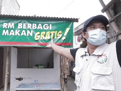 Keluarga di Kalideres Bagi-bagi Sop Buntut untuk Korban Pandemi