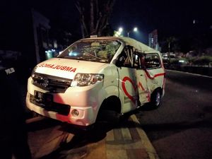 Ambulans di Cianjur Oleng Tabrak Pembatas Jalan, Sopir Luka-Mobil Rusak Parah