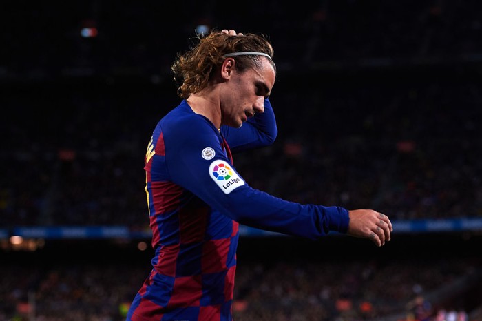 BARCELONA, SPAIN - NOVEMBER 09: Antoine Griezmann of FC Barcelona leaves the pitch as he is substituted by Luis Suarez during the La Liga match between FC Barcelona and RC Celta de Vigo at Camp Nou stadium on November 09, 2019 in Barcelona, Spain. (Photo by Alex Caparros/Getty Images)