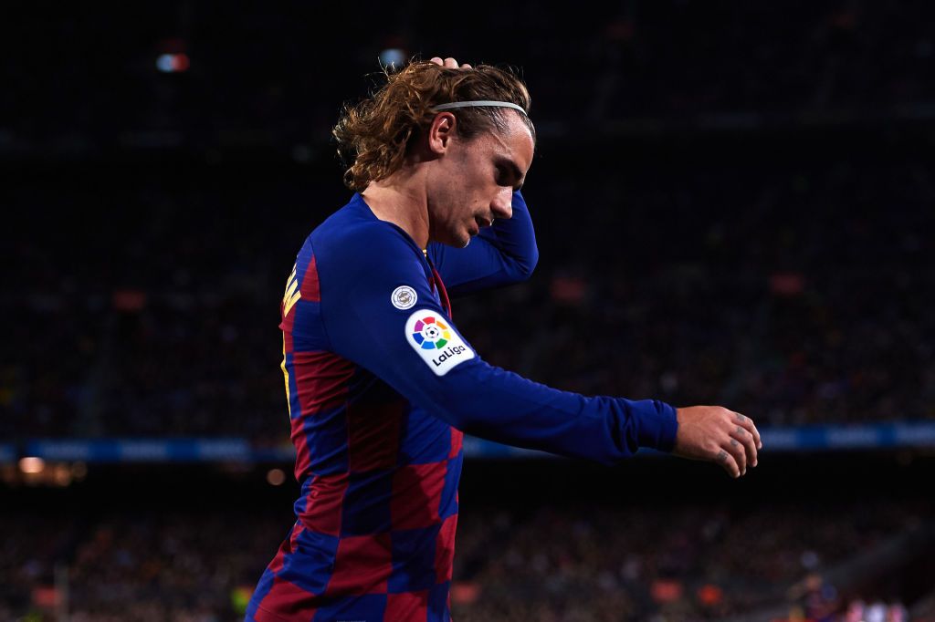 BARCELONA, SPAIN - NOVEMBER 09: Antoine Griezmann of FC Barcelona leaves the pitch as he is substituted by Luis Suarez during the La Liga match between FC Barcelona and RC Celta de Vigo at Camp Nou stadium on November 09, 2019 in Barcelona, Spain. (Photo by Alex Caparros/Getty Images)