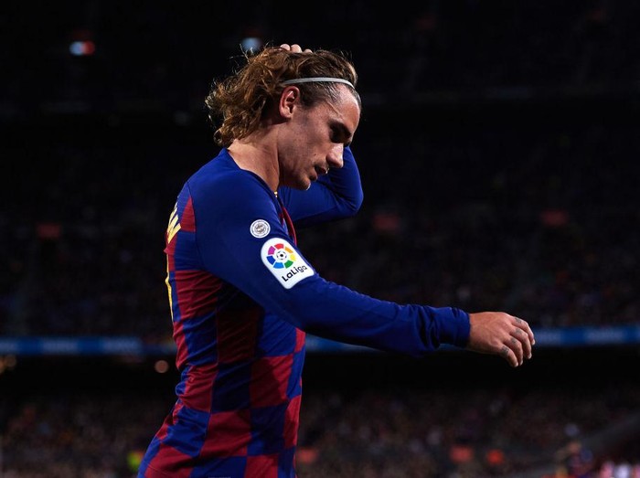 BARCELONA, SPAIN - NOVEMBER 09: Antoine Griezmann of FC Barcelona leaves the pitch as he is substituted by Luis Suarez during the La Liga match between FC Barcelona and RC Celta de Vigo at Camp Nou stadium on November 09, 2019 in Barcelona, Spain. (Photo by Alex Caparros/Getty Images)