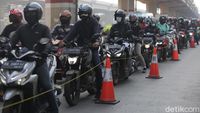 Antrean Pemotor di Pos Penyekatan Kalimalang saat PPKM Diperpanjang