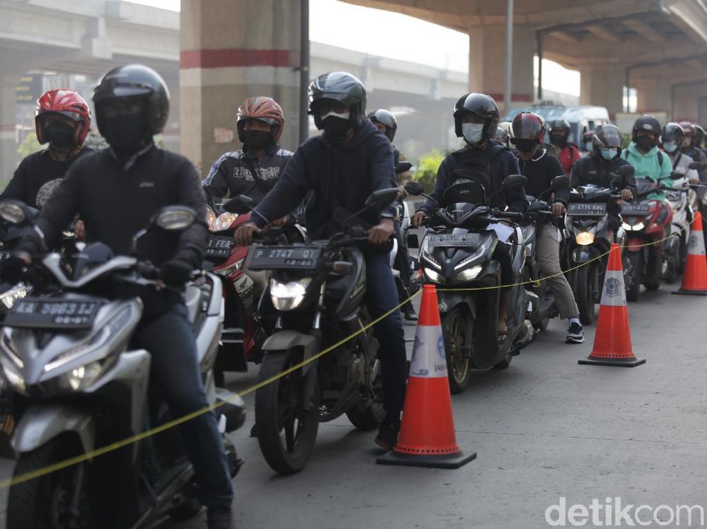 Antrean Pemotor di Pos Penyekatan Kalimalang saat PPKM Diperpanjang Antrean Pemotor di Pos Penyekatan Kalimalang saat PPKM Diperpanjang