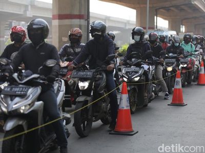 Antrean Pemotor di Pos Penyekatan Kalimalang saat PPKM Diperpanjang