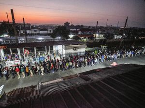 Antrean Penumpang KRL di Stasiun Bojonggede Mengular