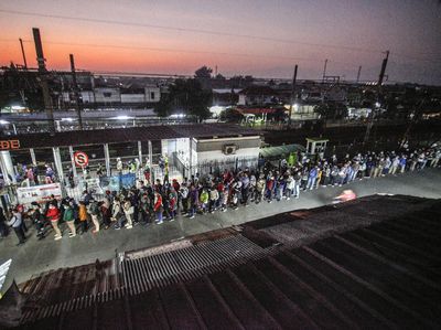 Antrean Penumpang KRL di Stasiun Bojonggede Mengular
