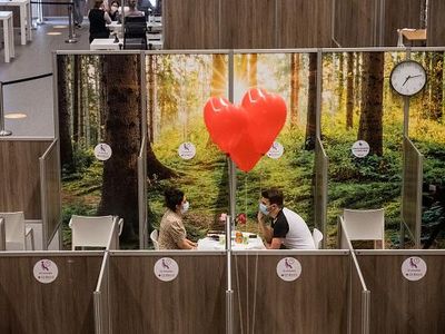 Asyiknya Kencan Buta Sambil Divaksin COVID-19 di Belanda