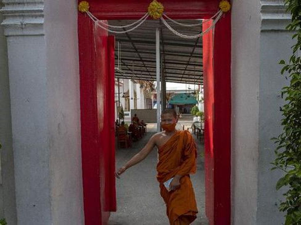 Biksu Thailand dan Antrean Kremasi yang Tak Berhenti