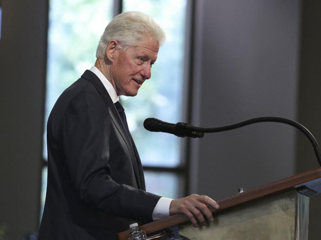 Mantan Presiden AS Bill Clinton Dilarikan ke Rumah Sakit