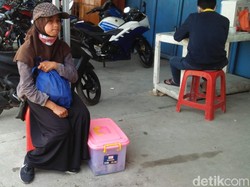 Kisah Pilu di Balik Bocah Sukabumi Putus Sekolah-Jual Gorengan