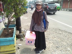 Uluran Tangan untuk Salma Bocah Sukabumi Putus Sekolah-Jual Gorengan