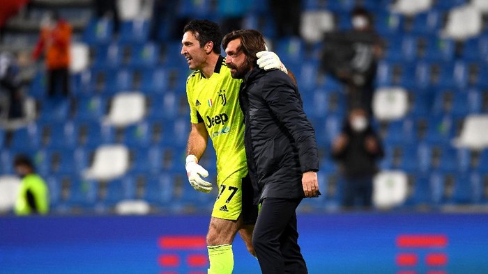 REGGIO NELLEMILIA, ITALY - MAY 19: Gianluigi Buffon of Juventus and Andrea Pirlo, Head Coach of Juventus interact following the TIMVISION Cup Final between Atalanta BC and Juventus on May 19, 2021 in Reggio nellEmilia, Italy. A limited number of fans will be allowed into the stadium as Coronavirus restrictions begin to ease in Italy. (Photo by Claudio Villa/Getty Images for Lega Serie A)