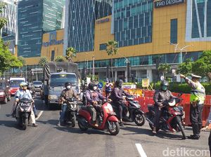 Bundaran Waru Masih Disekat, Warga Kecele Dikira Sudah Dilonggarkan Bundaran Waru Masih Disekat, Warga Kecele Dikira Sudah Dilonggarkan