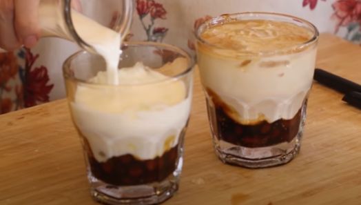 Cara penyajian Brown Sugar Boba Fresh Milk / foto: youtube.com/Devina Hermawan
