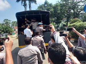 Demo Tolak PPKM di Lebak Dibubarkan, Sejumlah Orang Diamankan-Dites Corona