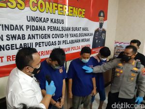 Dokter Pemalsu Surat Swab Penumpang Pelabuhan Merak Ditangkap Dokter Pemalsu Surat Swab Penumpang Pelabuhan Merak Ditangkap