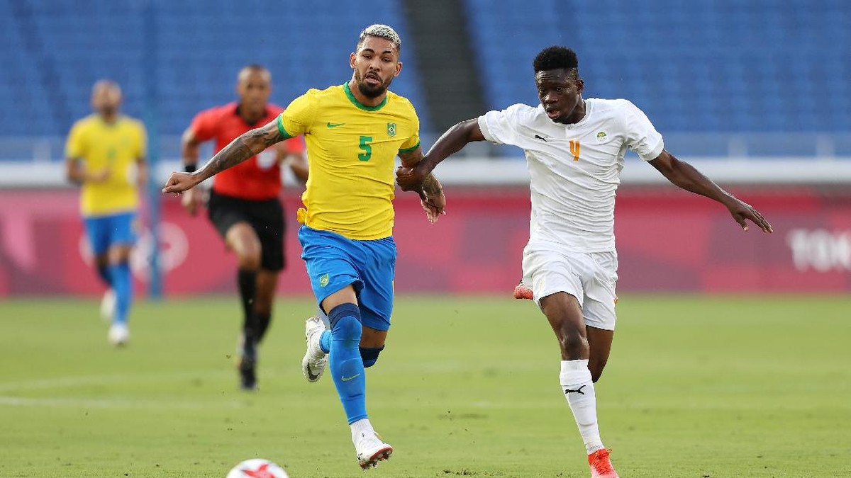 Douglas Luiz (kiri) diusir wasit di laga Brasil vs Pantai Gading dalam ajang Olimpiade 2020. (Foto: Getty Images/Francois Nel)