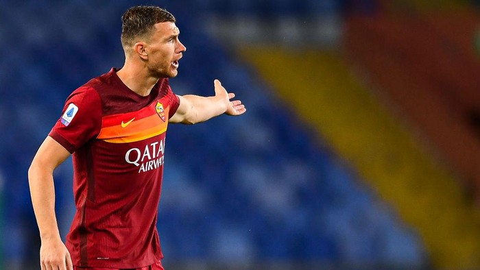 GENOA, ITALY - MAY 2: Edin Dzeko of Roma reacts with disappointment during the Serie A match between UC Sampdoria and AS Roma at Stadio Luigi Ferraris on May 2, 2021 in Genoa, Italy. (Photo by Getty Images)