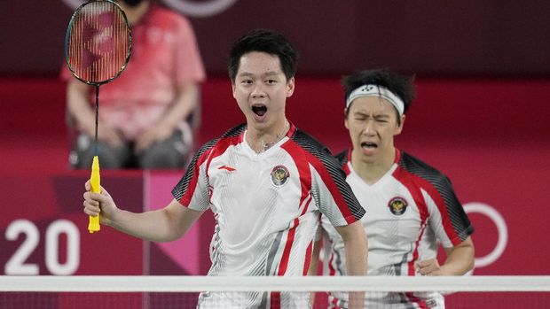 Indonesia's Marcus Gideon and Kevin Sanjaya Sukamuljo celebrate a point against India's Satwiksairaj Rankireddy and Chirag Shetty during their men's doubles group play stage badminton match at the 2020 Summer Olympics, Monday, July 26, 2021, in Tokyo, Japan. (AP Photo/Markus Schreiber)