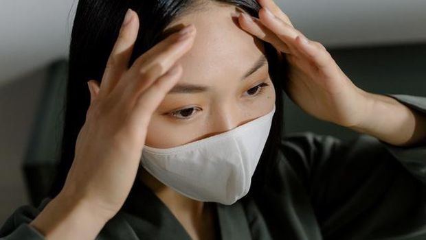 Foto: Ilustrasi menggunakan make up dan masker/Pexels.com/cottonbro