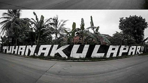 Grafiti 'Tuhan Aku Lapar' di Tigaraksa, Tangerang, sebelum dihapus petugas